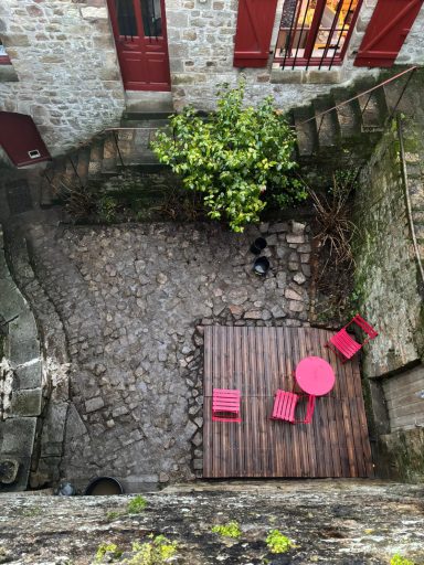 Cours de la maison du pèlerin au Mont Saint-Michel après restauration 