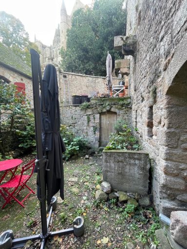 Cours de la maison du pèlerin au Mont Saint-Michel avant restauration 