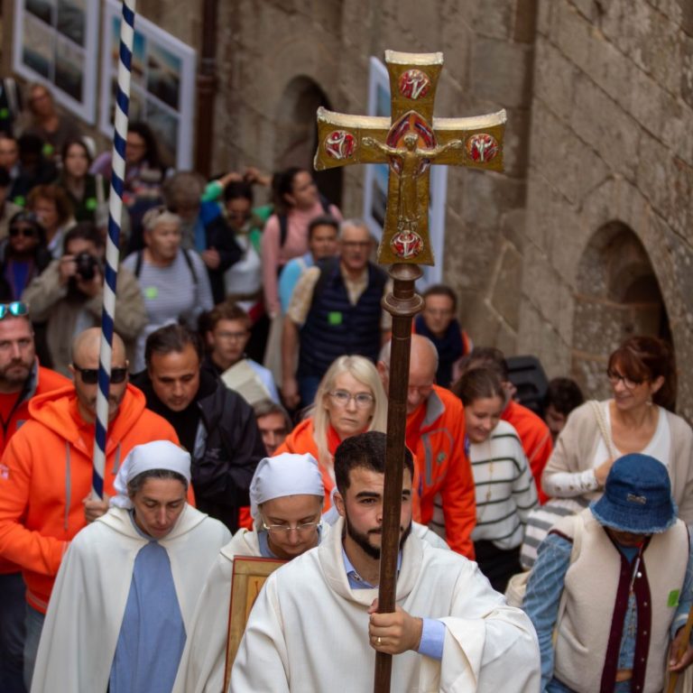 Image d'une procession au  Triduum 2025 au Mont Saint-Michel